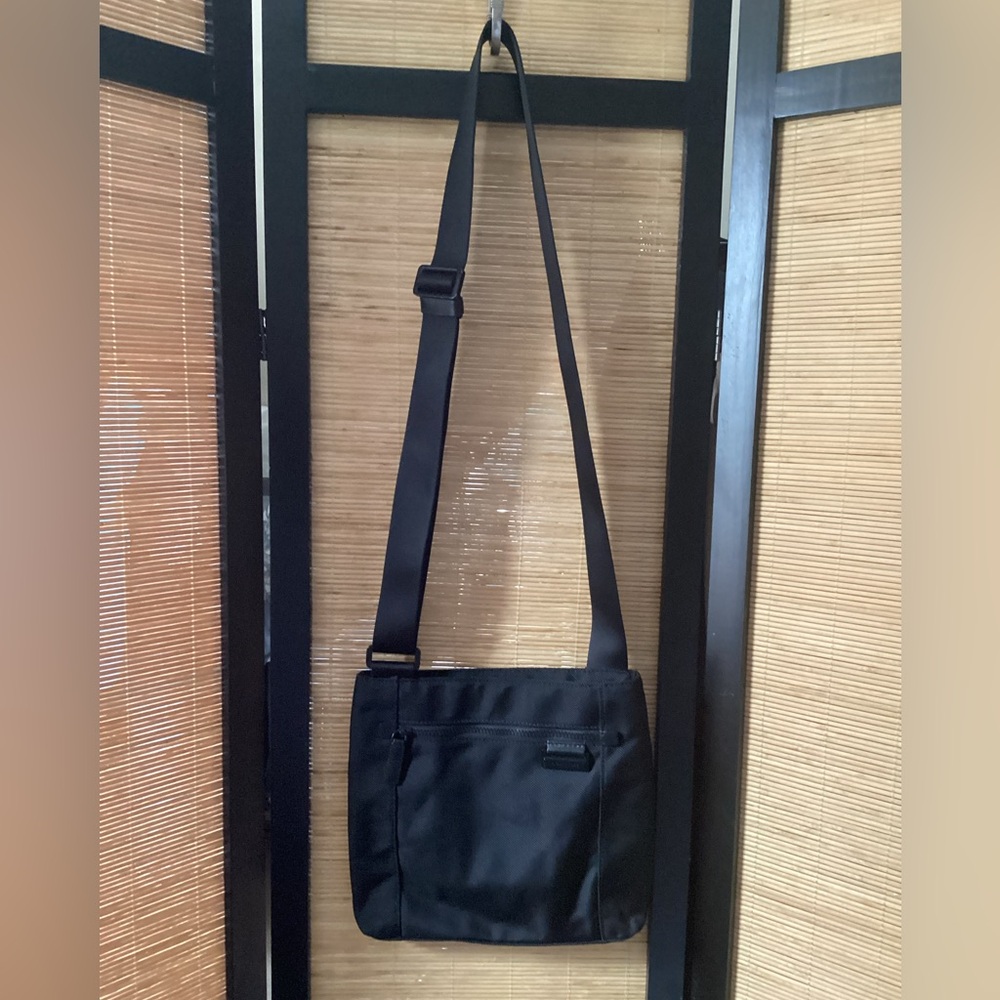 Men’s MICHAEL KORS Travis Messenger Bag black nylon crossbody - Picture 5 of 15